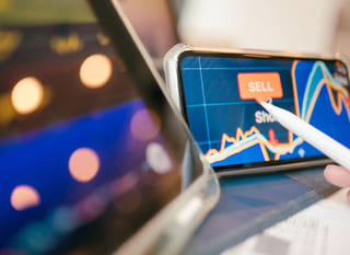 Trader sledující Bitcoin, Ethereum a forexové příležitosti napříč několika trhy